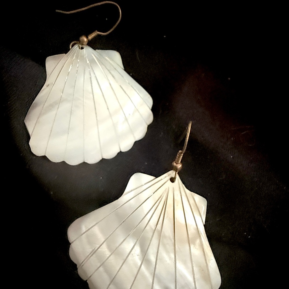 Elegant Shell-Shaped Earrings - Picture 2 of 5